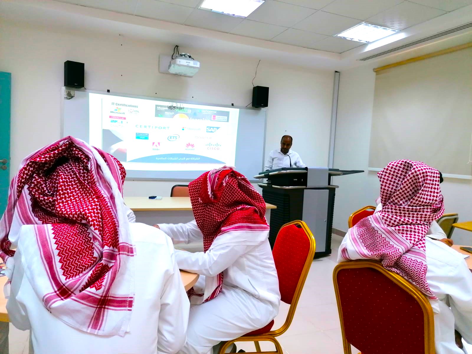 ورة تدريبية بعنوان( الشهادات المهنية وأهميتها في سوق العمل)