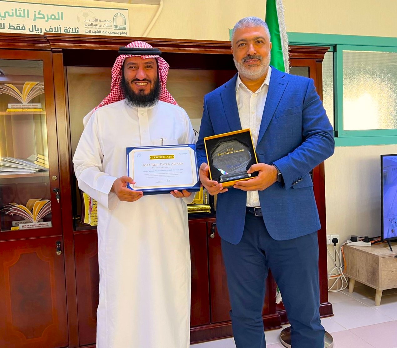 عميد الكلية يكرم د. عهدي لحصولة  على جائزة أفضل  بحث منشور للعام 2022 في مجلة Financial Innovation  