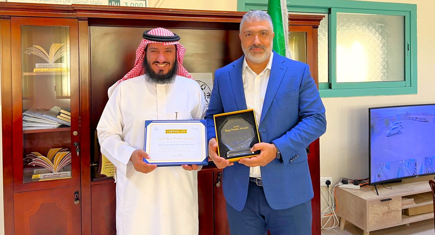 عميد الكلية يكرم د. عهدي لحصولة  على جائزة أفضل  بحث منشور للعام 2022 في مجلة Financial Innovation  