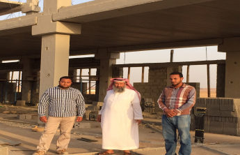 الدكتور عبدالله بن مساعد الفالح يتقفد سير العمل في المدينة الجامعية .