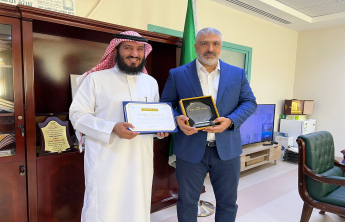 عميد الكلية يكرم د. عهدي لحصولة  على جائزة أفضل  بحث منشور للعام 2022 في مجلة Financial Innovation  